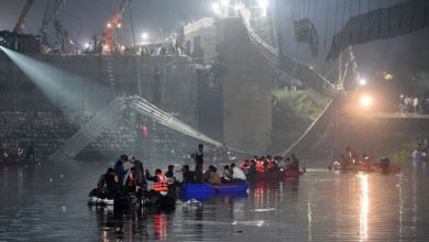 Photo of video | Cel puțin 141 de persoane au murit după ce un pod pietonal suspendat s-a prăbușit în vestul Indiei