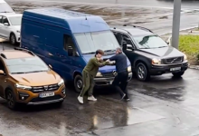 Photo of video | Bătaie filmată în centrul capitalei: Doi bărbați „și-au împărțit pumni” în trafic