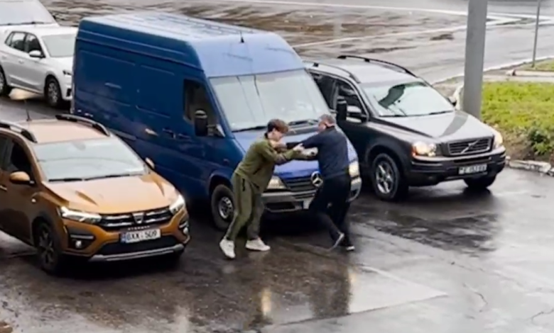Photo of video | Bătaie filmată în centrul capitalei: Doi bărbați „și-au împărțit pumni” în trafic