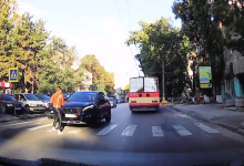 Photo of video | Chișinău: O femeie, la un pas să ajungă sub roțile unui automobil