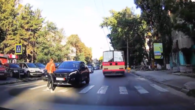 Photo of video | Chișinău: O femeie, la un pas să ajungă sub roțile unui automobil