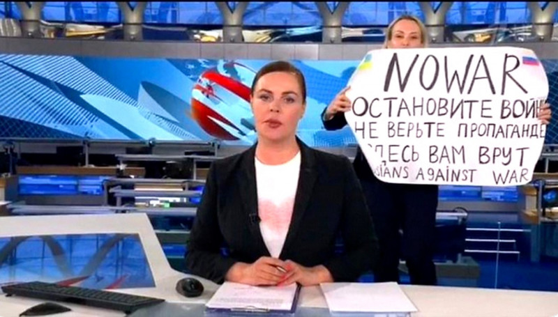 Photo of Jurnalista Marina Ovsianikova, cea care l-a criticat pe Putin în direct la TV, se află „sub protecția unui stat european”