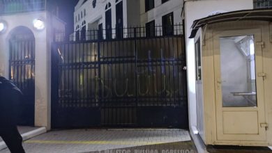 Photo of foto | Mesaj de ziua lui Putin pe poarta Ambasadei Rusiei la Chișinău. Misiunea a fost atacată cu petarde și focuri de artificii