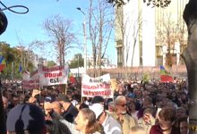 Photo of live | A patra duminică de proteste în capitală. Sute de persoane s-au adunat în fața Președinției și Parlamentului