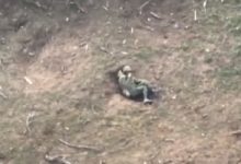 Photo of video | Momentul în care un soldat rus își face cruce în continuu, după ce scapă cu viață dintr-un bombardament al ucrainenilor