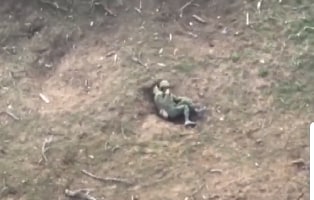 Photo of video | Momentul în care un soldat rus își face cruce în continuu, după ce scapă cu viață dintr-un bombardament al ucrainenilor