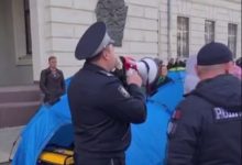 Photo of video | Cu 20 mai puțin! Poliția a înlăturat zeci de corturi abandonate din fața PG: „Nimeni nu a comunicat că i-ar aparține”