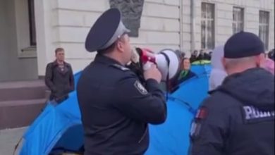 Photo of video | Cu 20 mai puțin! Poliția a înlăturat zeci de corturi abandonate din fața PG: „Nimeni nu a comunicat că i-ar aparține”