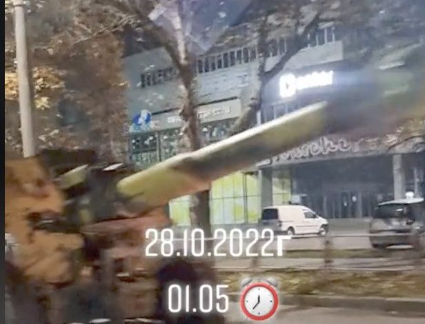 Photo of video | Tehnică militară, surprinsă noaptea trecută la Buiucani. Precizările Ministerului Apărării