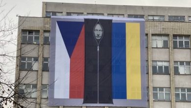 Photo of foto | O imagine cu Putin într-o pungă neagră cu fermoar, afișată pe clădirea ministerului ceh de Interne