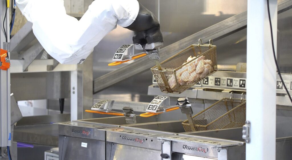 Photo of Robotul care prăjește cartofii și ceapa, pus pe piață în SUA. Angajații din fast-food vor fi înlocuiți