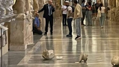 Photo of Un turist a distrus două statui din Vatican după ce i s-a spus că nu îl poate vedea pe Papa Francisc