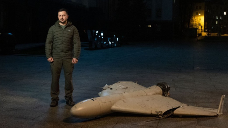 Photo of Zelenski transmite Rusiei un mesaj, de lângă o dronă iraniană kamikaze doborâtă de armata sa