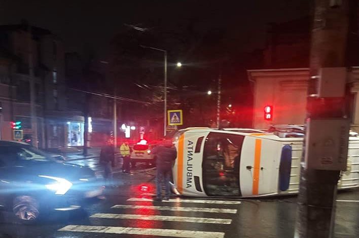 Photo of update, video, foto | Accident grav în capitală: O ambulanță s-a răsturnat, iar o altă mașină a fost avariată