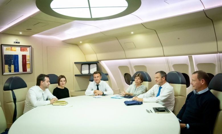 Photo of foto | Maia Sandu, în avionul lui Macron, în drum spre Conferinţa Platformei de Sprijin pentru R. Moldova