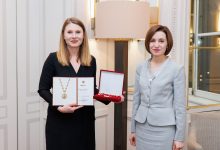 Photo of La Paris, președinta Maia Sandu i-a înmânat scriitoarei Tatiana Țîbuleac „Ordinul Republicii”