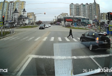 Photo of video | Pieton, la un pas de a fi accidentat în timp ce traversa alergând