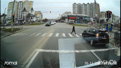 Photo of video | Pieton, la un pas de a fi accidentat în timp ce traversa alergând