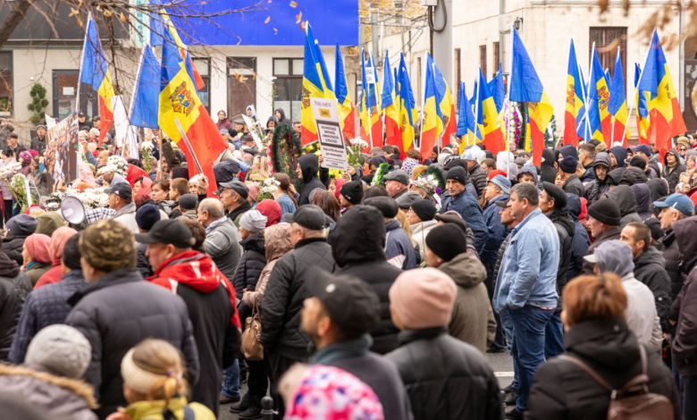 Photo of video, update | Protest în centrul capitalei: Altercații, încălcări, rețineri și incendierea facturilor la final de miting