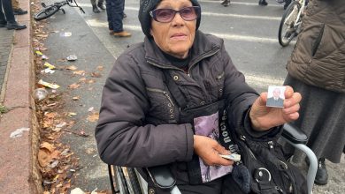Photo of O ucraineancă în scaun cu rotile își caută fiul luat prizonier: „M-aș duce până la capătul lumii”