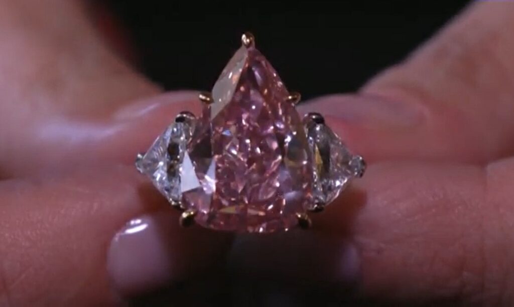 Photo of Diamantul roz uriaş „Fortune Pink”, vândut în doar patru minute pentru zeci de milioane de euro
