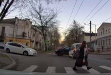 Photo of video | Momentul în care două mașini se ciocnesc într-o intersecție din capitală: A fost cât pe ce să lovească un pieton