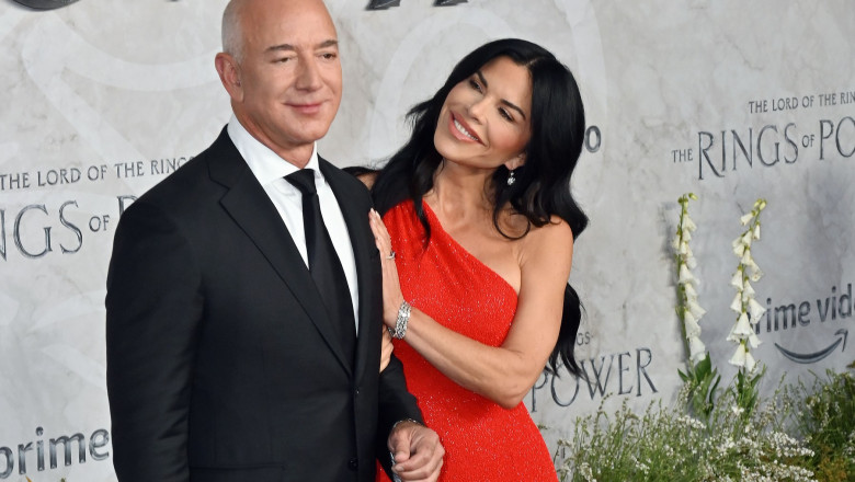 Photo of Jeff Bezos, dat în judecată de o fostă menajeră: Spune că era obligată să sară pe fereastră ca să meargă la toaletă