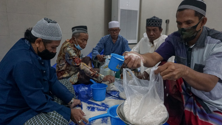Photo of Liderii lumii discută despre securitatea alimentară într-o zonă de lux din Bali. La câțiva metri, oamenii numără banii pentru orez