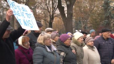 Photo of live | Ursula von der Leyen a ajuns în R. Moldova. Partidul Șor protestează lângă Președinție