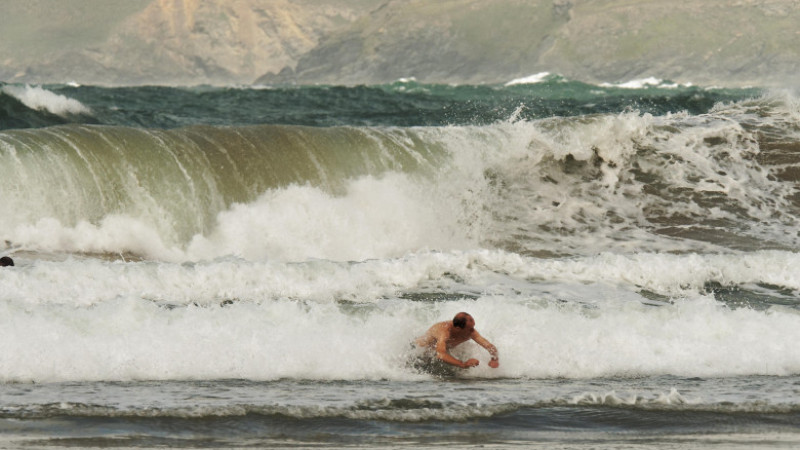 Photo of Un britanic de 52 de ani a traversat Marea Roșie înotând printre rechini și valuri uriașe