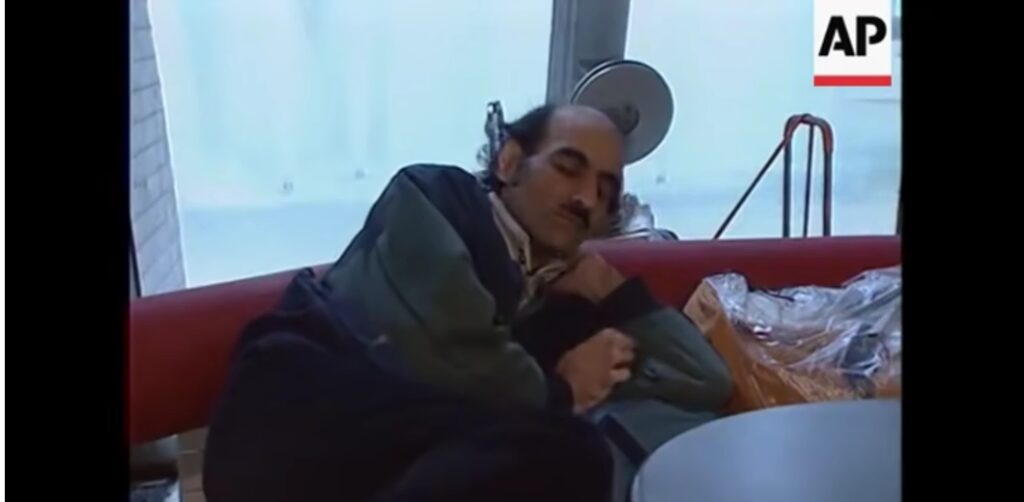 Photo of Un iranian care a locuit într-un aeroport timp de 18 ani şi a inspirat filmul „Terminalul”, a murit