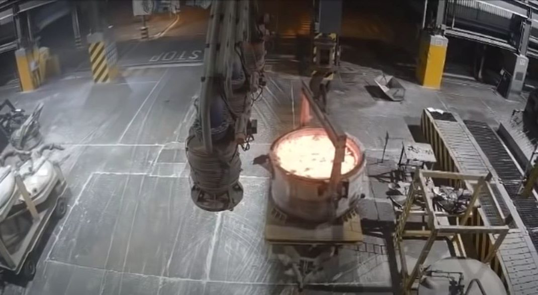 Photo of Un muncitor al unei fabrici supraviețuiește în mod miraculos, după ce cade în cuva cu aluminiu topit la 720C