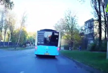 Photo of video | A pus în pericol siguranța pasagerilor! Manevra periculoasă efectuată de un șofer de autobuz