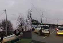 Photo of video | O mașină s-a răsturnat, iar alta a fost avariată în urma unui accident în capitală. În ce stare sunt șoferii