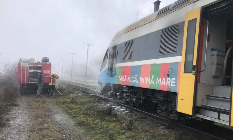 Photo of foto | Locomotiva trenului Chișinău-Iași, cuprinsă de fum la stația de la Sipoteni. Pasagerii au fost evacuați