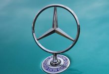 Photo of video | Tinere în stare inadecvată au smuls stelele de pe câteva mașini Mercedes-Benz