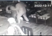 Photo of video | Un bărbat, reţinut după ce ar fi lovit cu cuţitul un alt bărbat, într-un local din Ceadîr-Lunga