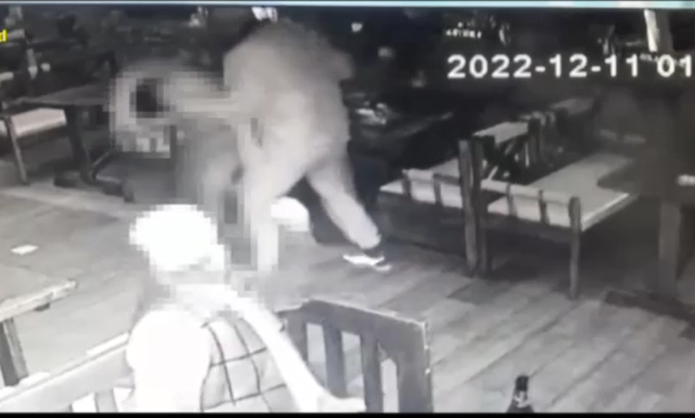 Photo of video | Un bărbat, reţinut după ce ar fi lovit cu cuţitul un alt bărbat, într-un local din Ceadîr-Lunga