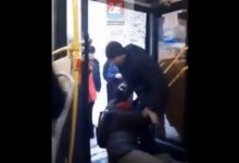 Photo of video | O femeie în vârstă a fost dată jos cu forța din autobuz în Rusia după ce a criticat războiul din Ucraina