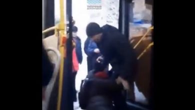 Photo of video | O femeie în vârstă a fost dată jos cu forța din autobuz în Rusia după ce a criticat războiul din Ucraina