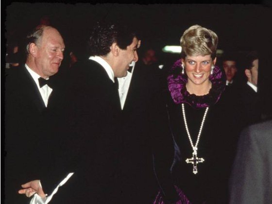 Photo of Bijuteria-cruce purtată de prințesa Diana, scoasă la licitație pentru 120.000 de lire sterline