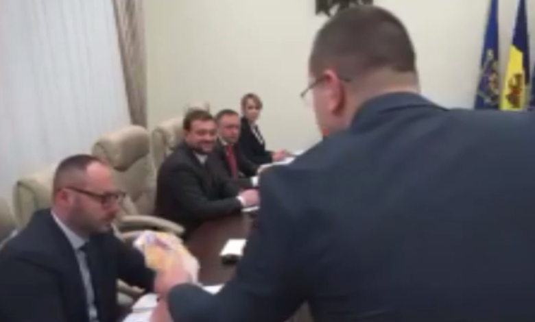 Photo of video | Momentul în care activistul Pavel Grigorciuc aruncă cu bani spre Sergiu Litvinenco: „De la domnul Plahotniuc”
