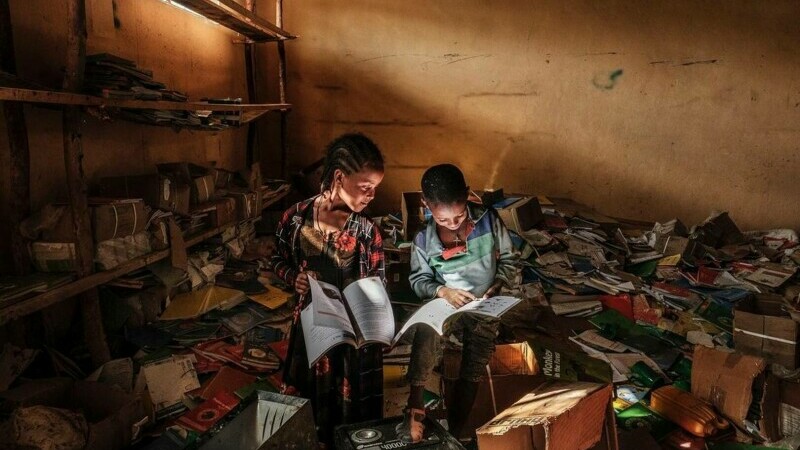 Photo of Fotografia anului desemnata de UNICEF: Imagine cu doi copii într-o zona de război