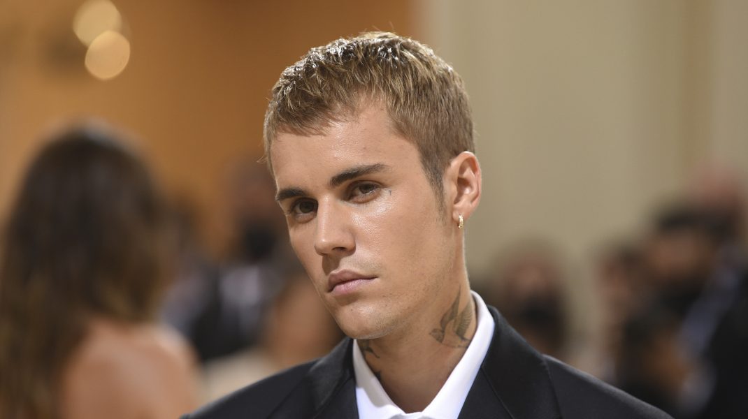 Photo of Justin Bieber critică brandul H&M: Compania ar fi creat produse folosind imaginea cântărețului „fără permisiunea sa”