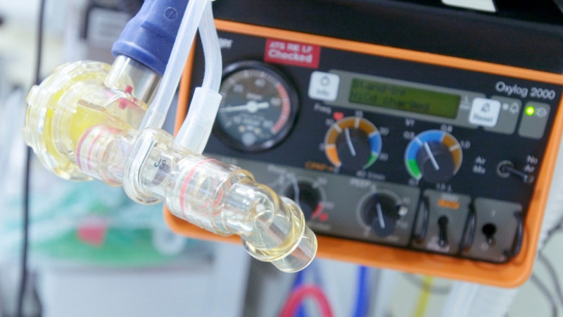 Photo of O pacientă ar fi oprit de două ori ventilatorul care ţinea în viaţă o colegă de salon pentru că o enerva zgomotul