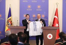 Photo of Nicu Popescu i-a dăruit omologului său turc, Mevlüt Çavușoğlu, o cămașă tradițională cu altiță