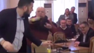 Photo of video | Ședință cu scântei în CMC: Un consilier, aproape de a fi lovit cu o sticlă de vin în cap