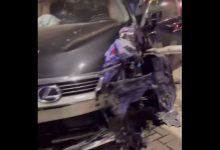 Photo of video | Accident nocturn în Chișinău: Un șofer cu Lexus a intrat cu automobilul într-un pilon