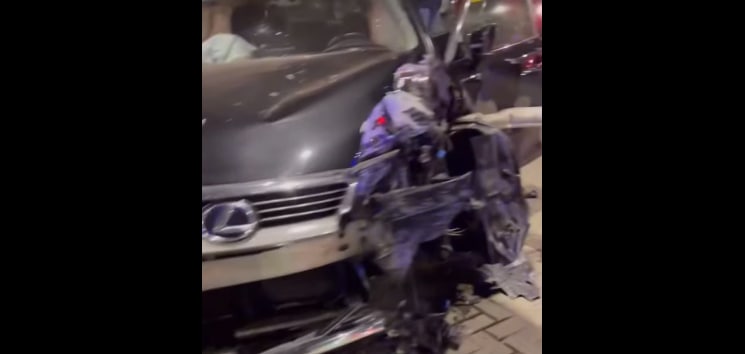 Photo of video | Accident nocturn în Chișinău: Un șofer cu Lexus a intrat cu automobilul într-un pilon