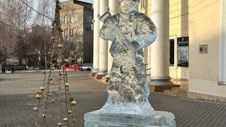 Photo of Rușii sărbătoresc „patriotic” Crăciunul cu soldați de gheață cu puști kalașnikov în mâini: „Apărăm Rusia de naziști”